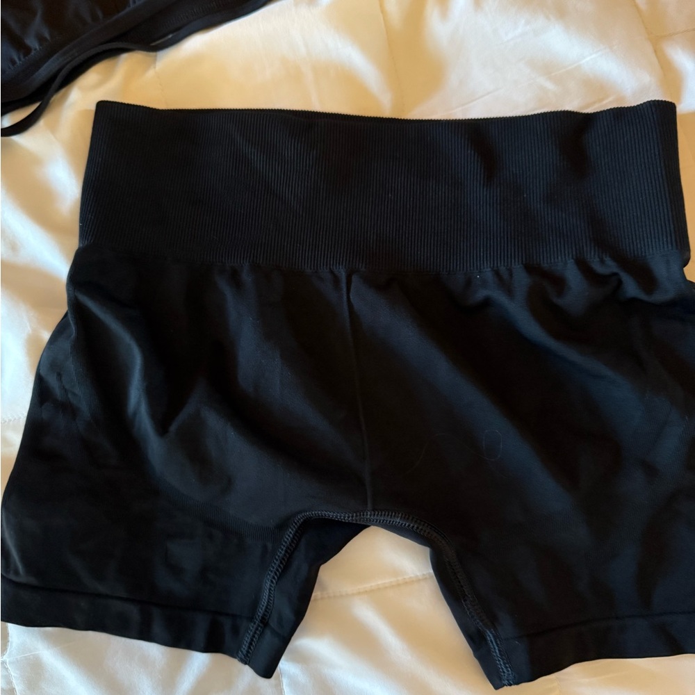 Gymshark Black Sports Bra and Shorts Set - Picture 3 of 3